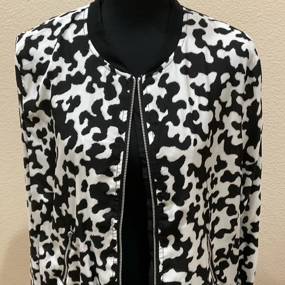Bongo Light Jacket, Black and White Print - Picture 2 of 4